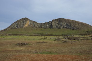 Ahu Tongariki. Çok sayıda antik Moai heykel üzerinde sahil Rapa Nui (Paskalya Adası) sitesi. Heykeller nerede oyulmuş Rano Raraku, arka planda olduğunu.
