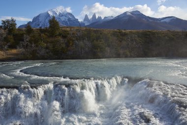 Torres del Paine Ulusal Parkı 'nda Şelale
