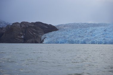Buzul gri renkle Torres del Paine Millî Parkı