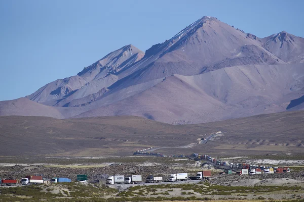 Trafik kö på Altiplano — Stockfoto