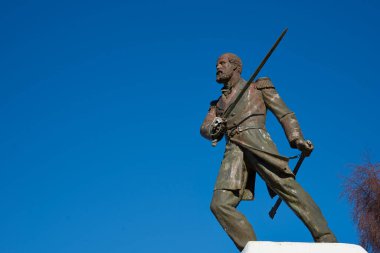 Punta Arenas, Şili 'deki Arturo Prat heykeli. Prat, Peru 'nun demir zırhlı gemisi Huascar' a ilk binen kişi olduktan sonra Pasifik Savaşı sırasında öldürülen Şilili bir deniz kahramanıdır..