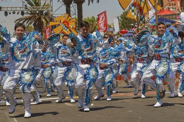 ARICA, ŞİLYE - 22 Ocak 2016: Şili 'nin Arica kentindeki yıllık Karnaval Andino con la Fuerza del Sol' da bir Kaporal dans grubunun kadınları.