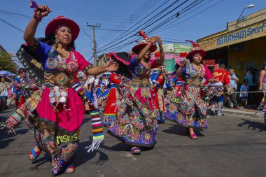 ARICA, ŞİLYA - 22 Ocak 2016: Renkli kostümlü Tinkus dans grubu Arica, Şili 'deki Karnaval Andino con la Fuerza del Sol' un bir parçası olarak geleneksel ritüel dansı yapıyor.