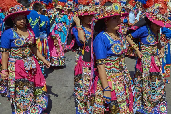 Arica 2016年1月22日 チリのアリカにあるCarnavial Andino Con Fuerza Del Solの一環として伝統的な儀式ダンスを行うカラフルな衣装を着たティンクスダンスグループ — ストック写真