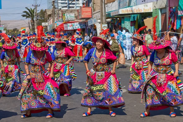 Arica 2016年1月22日 チリのアリカにあるCarnavial Andino Con Fuerza Del Solの一環として伝統的な儀式ダンスを行うカラフルな衣装を着たティンクスダンスグループ — ストック写真