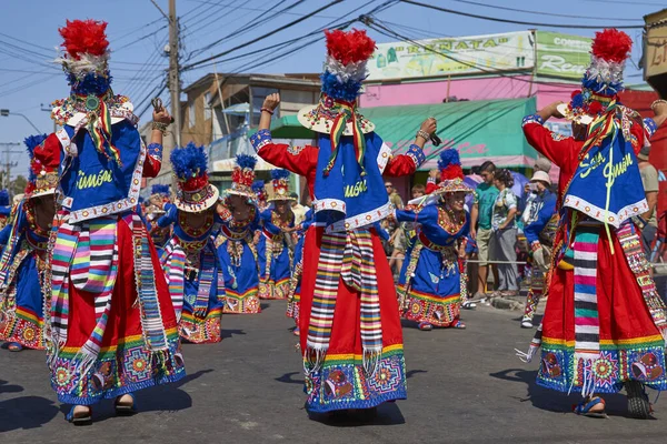 Arica Chile Januar 2016 Tinkus Tanzgruppe Farbenfrohen Kostümen Führt Rahmen — Stockfoto