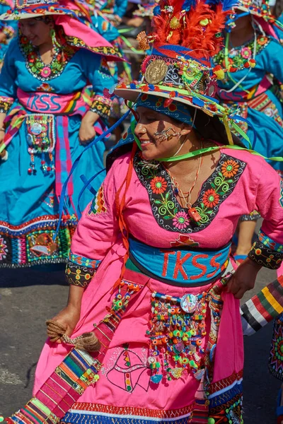 ARICA, ŞİLYA - 22 Ocak 2016: Renkli kostümlü Tinkus dans grubu Arica, Şili 'deki Karnaval Andino con la Fuerza del Sol' un bir parçası olarak geleneksel ritüel dansı yapıyor.