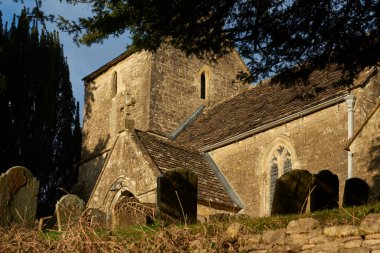 Bath, Somerset, İngiltere yakınlarındaki Cotswolds 'daki Langridge' in küçük bir köyündeki tarihi kilise..