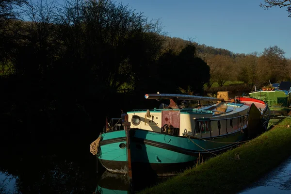 Bath Somerset Großbritannien Dezember 2020 Schmalboote Licht Der Frühmorgendlichen Wintersonne — Stockfoto