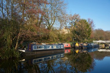 Bath, Somerset, Birleşik Krallık - 31 Aralık 2020: Somerset yakınlarındaki Kennet ve Avon Kanalı boyunca Frosty sabahı. 