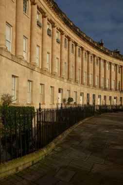 Somerset, İngiltere 'deki UNESCO Dünya Mirası Şehri Bath' da Kraliyet Hilal 'i. Gürcü Mimari.