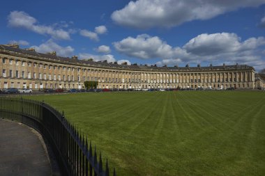 Somerset, İngiltere 'deki UNESCO Dünya Mirası Şehri Bath' da Kraliyet Hilal 'i. Gürcü Mimari.