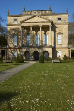 BATH, İngiltere - 25 Nisan 2021 Bath, İngiltere 'deki Holbourne Müzesi. Sütunlu portico ile tarihi Gürcistan tarzı bina.