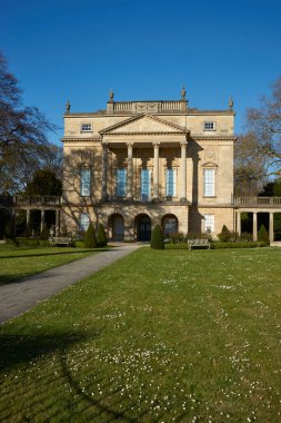 BATH, İngiltere - 25 Nisan 2021 Bath, İngiltere 'deki Holbourne Müzesi. Sütunlu portico ile tarihi Gürcistan tarzı bina.