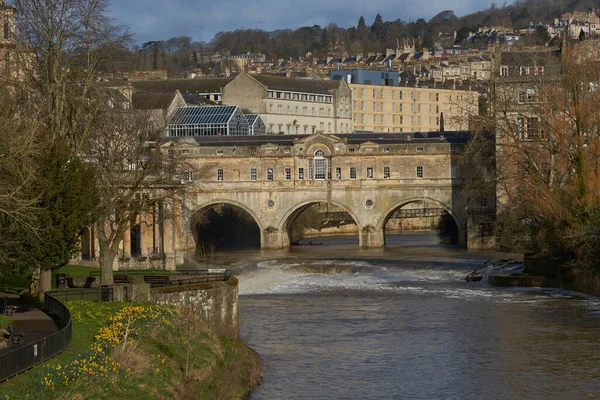 英国巴斯 2021年3月13日 英格兰萨默塞特历史名城巴斯 Bath Somerset 的Pulteney Bridge River Avon — 图库照片