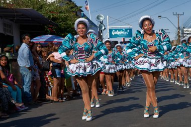 ARICA, ŞİLYE - 22 Ocak 2016: Şili 'nin Arica kentindeki yıllık Karnaval Andino con la Fuerza del Sol' da Caporales dans grubu.