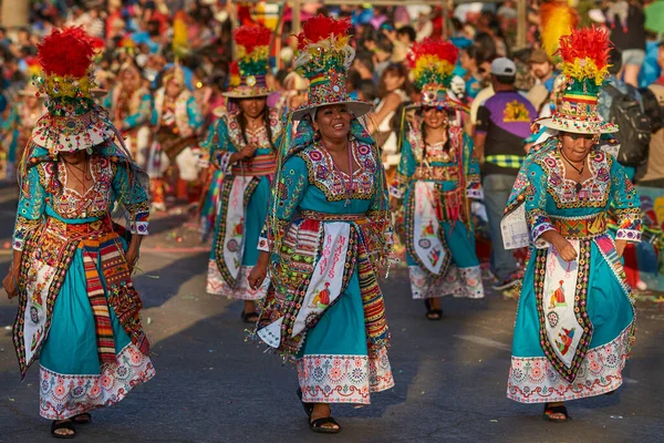 Arica Chile Janeiro 2016 Grupo Dança Tinkus Trajes Coloridos Realizando — Fotografia de Stock