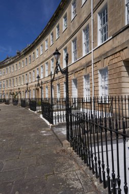 Bath, Somerset, İngiltere - 4 Haziran 2021: Birleşik Krallık 'ın Somerset kentindeki UNESCO Dünya Mirası Şehri' nde tarihi hilal. Gürcü Mimari.