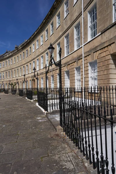 Bath, Somerset, İngiltere - 4 Haziran 2021: Birleşik Krallık 'ın Somerset kentindeki UNESCO Dünya Mirası Şehri' nde tarihi hilal. Gürcü Mimari.