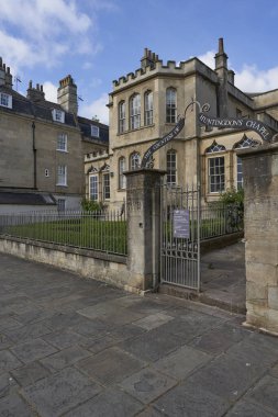 Bath, Birleşik Krallık - 8 Haziran 2021: The Paragon boyunca tarihi binalar, Somerset, İngiltere 'deki Dünya Mirası kenti Bath' ın tarihi bir caddesi.