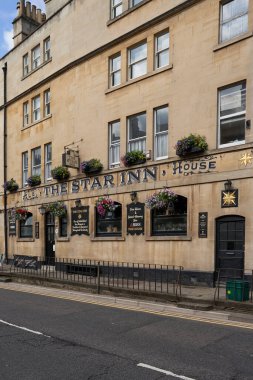 Bath, Birleşik Krallık - 8 Haziran 2021: The Paragon 'daki Tarihi Kamu Konağı, Somerset, İngiltere' deki Dünya Mirası kenti Bath 'ın tarihi bir caddesi.