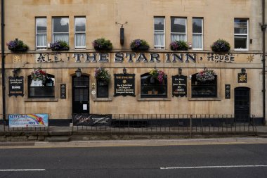 Bath, Birleşik Krallık - 8 Haziran 2021: The Paragon 'daki Tarihi Kamu Konağı, Somerset, İngiltere' deki Dünya Mirası kenti Bath 'ın tarihi bir caddesi.