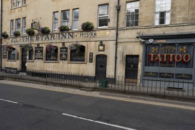 Bath, Birleşik Krallık - 8 Haziran 2021: The Paragon 'daki Tarihi Kamu Konağı, Somerset, İngiltere' deki Dünya Mirası kenti Bath 'ın tarihi bir caddesi.