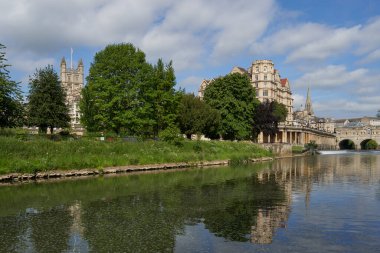 Bath, İngiltere - 8 Haziran 2021: Birleşik Krallık 'ın Somerset kentindeki Dünya Mirası kenti Bath' dan geçerken Avon Nehri 'ni çevreleyen tarihi binalar