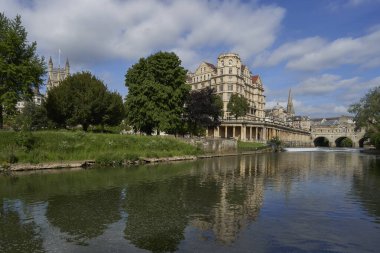 Bath, İngiltere - 8 Haziran 2021: Birleşik Krallık 'ın Somerset kentindeki Dünya Mirası kenti Bath' dan geçerken Avon Nehri 'ni çevreleyen tarihi binalar