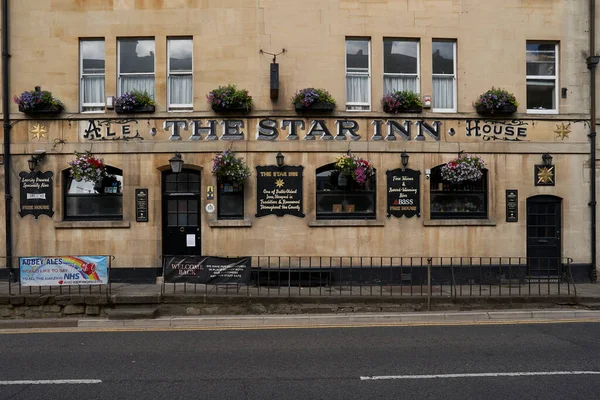 Bath, Birleşik Krallık - 8 Haziran 2021: The Paragon 'daki Tarihi Kamu Konağı, Somerset, İngiltere' deki Dünya Mirası kenti Bath 'ın tarihi bir caddesi.