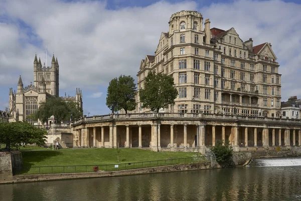 Bath Verenigd Koninkrijk Juni 2021 Historische Gebouwen Langs Rivier Avon — Stockfoto