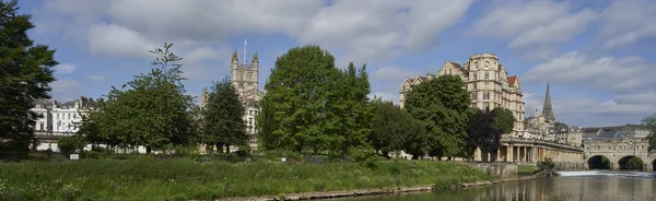 Bath Reino Unido Junho 2021 Edifícios Históricos Alinham Rio Avon — Fotografia de Stock