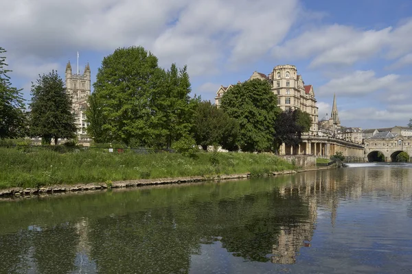 Bath, İngiltere - 8 Haziran 2021: Birleşik Krallık 'ın Somerset kentindeki Dünya Mirası kenti Bath' dan geçerken Avon Nehri 'ni çevreleyen tarihi binalar