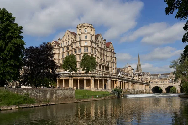 Bath Regno Unito Giugno 2021 Edifici Storici Costeggiano Fiume Avon — Foto Stock