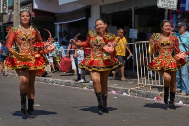 ARICA, Şili - 23 Ocak 2016: Arica, Şili 'deki Karnaval Andino con la Fuerza del Sol' un bir parçası olarak Diablada 'yı (şeytanın dansı) seslendiren genç kadınlar. Dans Oruro, Bolivya 'dan geliyor.