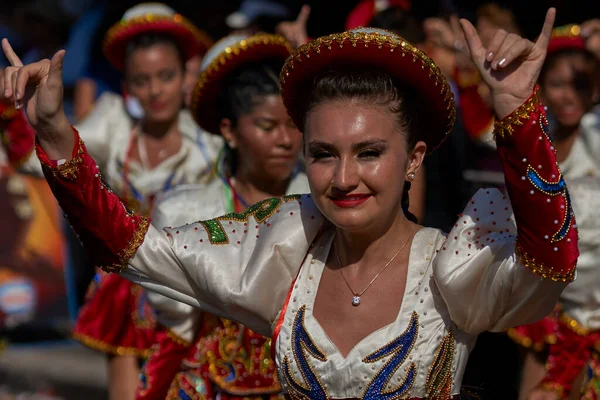 阿里卡 2016 女性成员的华丽的红色和白色服饰表演 在每年的狂欢节安迪 Con 拉阿里卡 智利中部电力公司 Del Sol Caporales — 图库照片