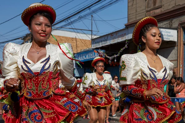 阿里卡 2016 女性成员的华丽的红色和白色服饰表演 在每年的狂欢节安迪 Con 拉阿里卡 智利中部电力公司 Del Sol Caporales — 图库照片