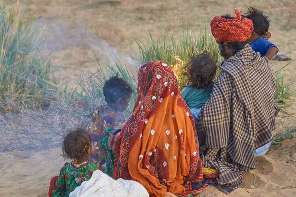 Pushkar Rajasthan Indien November 2008 Familjegrupp Kring Öppen Eld Efter — Stockfoto