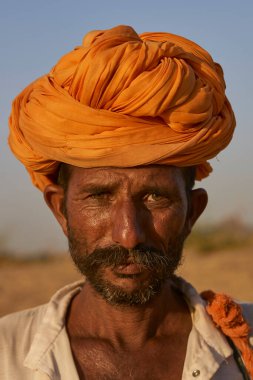 Puşkar, Rajasthan, Hindistan - 6 Kasım 2008: Hindistan 'ın Rajasthan kentindeki yıllık Pushkar Fuarı' nda bir deve çobanı portresi.