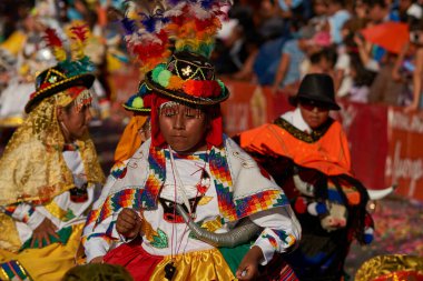 Arica, Şili - 23 Ocak 2016: Şili 'nin Arica kentindeki yıllık Karnaval Andino con la Fuerza del Sol' da süslü kostümlü Waca dans grubu üyeleri.