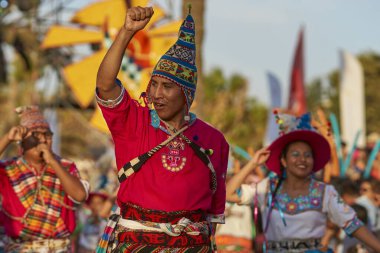 Arica, Şili - 23 Ocak 2016: Renkli kostümlü Tinkus dans grubu, Şili 'nin Arica şehrinde Karnaval Andino con la Fuerza del Sol' un bir parçası olarak geleneksel ritüel dansı yapıyor..