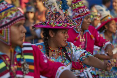 Arica, Şili - 23 Ocak 2016: Renkli kostümlü Tinkus dans grubu, Şili 'nin Arica şehrinde Karnaval Andino con la Fuerza del Sol' un bir parçası olarak geleneksel ritüel dansı yapıyor..