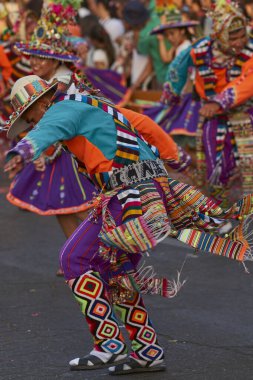 Arica, Şili - 23 Ocak 2016: Renkli kostümlü Tinkus dans grubu, Şili 'nin Arica şehrinde Karnaval Andino con la Fuerza del Sol' un bir parçası olarak geleneksel ritüel dansı yapıyor..
