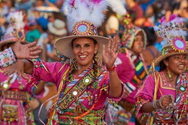 Arica, Şili - 23 Ocak 2016: Renkli kostümlü Tinkus dans grubu, Şili 'nin Arica şehrinde Karnaval Andino con la Fuerza del Sol' un bir parçası olarak geleneksel ritüel dansı yapıyor..