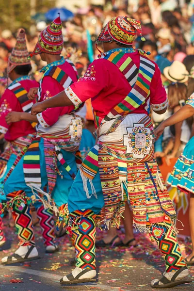 2016年1月23日チリ アリカ アリカのカーニバル アニノ フエルザ ソルの一環として伝統的な儀式舞踊を披露するカラフルな衣装を着たティンクスダンスグループ — ストック写真