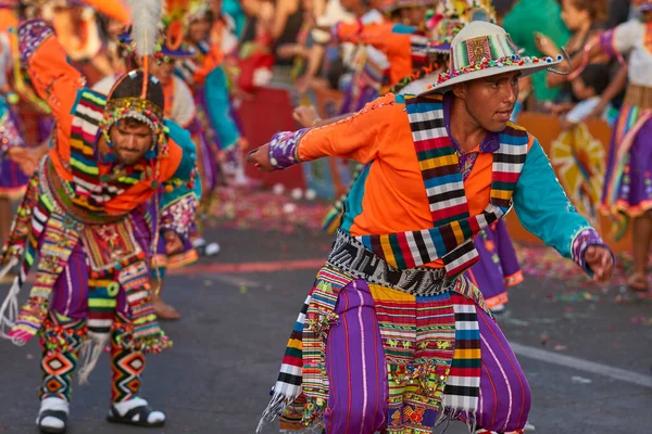 Arica Chile Janeiro 2016 Grupo Dança Tinkus Trajes Coloridos Realizando — Fotografia de Stock