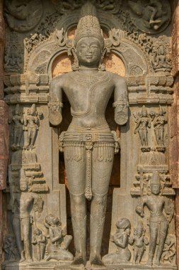 Konark Orissa Hindistan 'daki antik Surya Hindu Tapınağı' nı süsleyen dini oymaların ayrıntıları. MS 13. yüzyıl