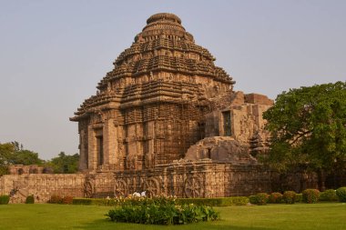 Konark, Orissa, Hindistan - 12 Mayıs 2008: Konark Orissa Hindistan 'daki antik Surya Hindu Tapınağı' nda yerel turistler. MS 13. yüzyıl