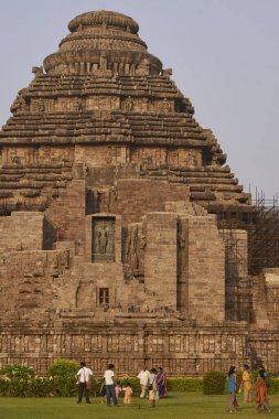 Konark, Orissa, Hindistan - 13 Mayıs 2008: Konark Orissa Hindistan 'daki antik Surya Hindu Tapınağı' nda yerel turistler. MS 13. yüzyıl