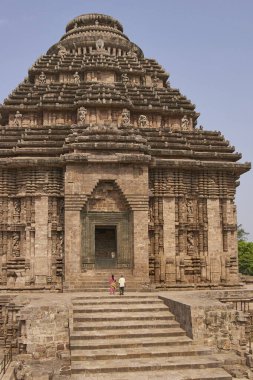 Konark, Orissa, Hindistan - 13 Mayıs 2008: Konark Orissa Hindistan 'daki antik Surya Hindu Tapınağı' nda yerel turistler. MS 13. yüzyıl